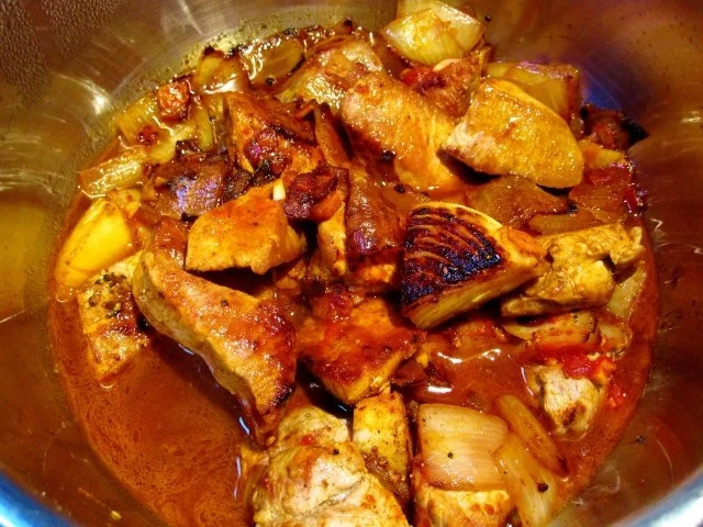 schweinegulasch mit paprika und zwiebeln
