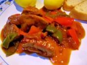 Rezept: Schweinegulasch mit frischen Spitzpaprika ... Schweinegulasch mit frischen Spitzpaprika ... - Rezept