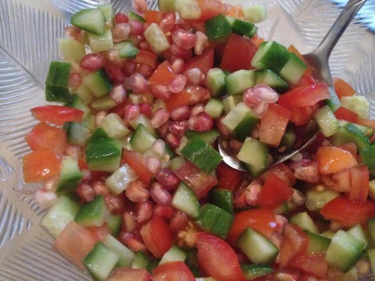Salat mit Tomate, Gurke und Granatapfel - Rezept - kochbar.de