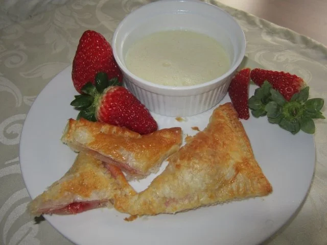 Rezept: Mini-Blätterteigtaschen mit Erdbeeren gefüllt Mini-Blätterteigtaschen mit Erdbeeren gefüllt - Rezept