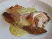 gedämpfter Lachs mit Kräuterbuttersauce auf langsam karamellisiertem Zitronen-Chicoree - Rezept
