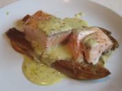 gedämpfter Lachs mit Kräuterbuttersauce auf langsam karamellisiertem Zitronen-Chicoree - Rezept