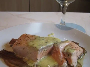 Rezept: gedämpfter Lachs mit Kräuterbuttersauce auf langsam karamellisiertem Zitronen-Chicoree Bild Nr. 2 gedämpfter Lachs mit Kräuterbuttersauce auf langsam karamellisiertem Zitronen-Chicoree - Rezept - Bild Nr. 2