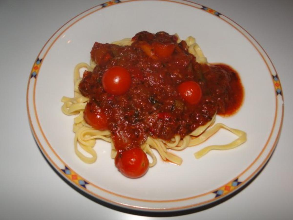 Bilder für Sehr pikante Tomatensauce mit Tagliatelle - Rezept