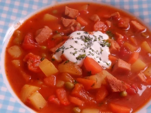 Deftiges Kartoffel-Wurst-Gulasch - Rezept