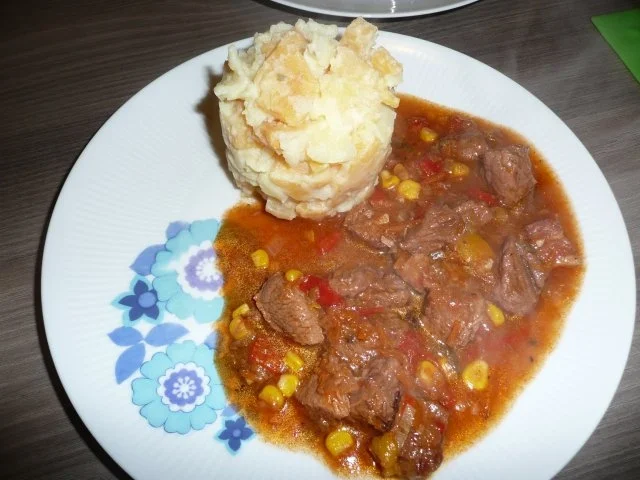 Rezept: Steckrüben+ Kartoffeln + Rindergulasch. Steckrüben+ Kartoffeln + Rindergulasch. - Rezept