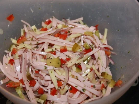 Wurstsalat mit Käse - Rezept