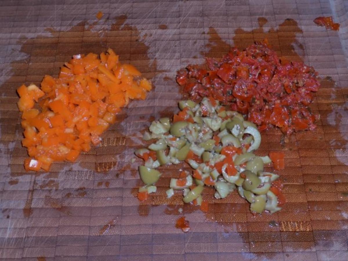 Snack: Knusprige Blätterteigstangen mit Tomaten und Oliven - Rezept - Bild Nr. 2
