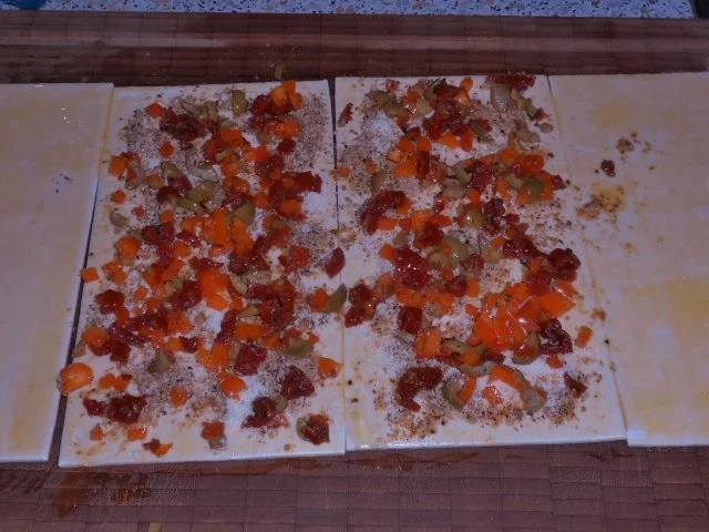 Snack: Knusprige Blätterteigstangen mit Tomaten und Oliven - Rezept - Bild Nr. 6