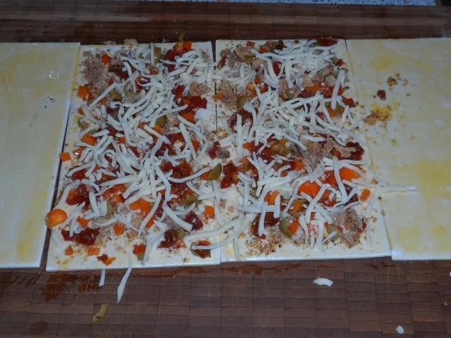 Snack: Knusprige Blätterteigstangen mit Tomaten und Oliven - Rezept - Bild Nr. 7