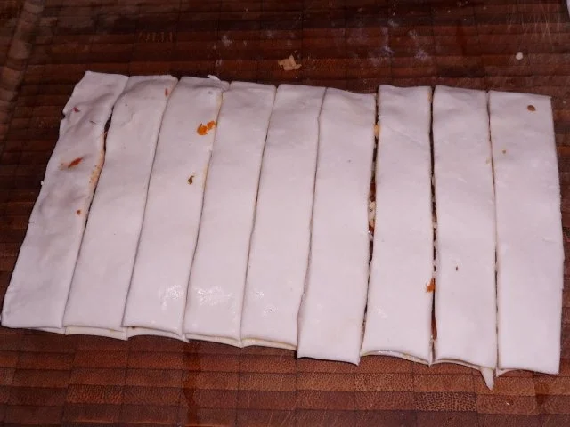 Snack: Knusprige Blätterteigstangen mit Tomaten und Oliven - Rezept - Bild Nr. 9