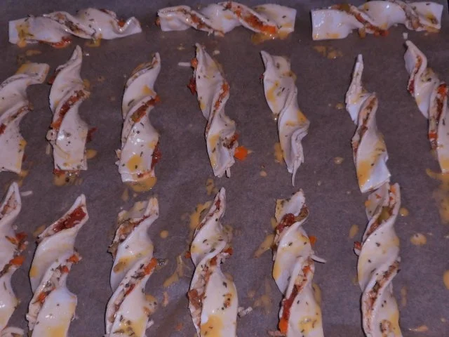 Snack: Knusprige Blätterteigstangen mit Tomaten und Oliven - Rezept - Bild Nr. 11