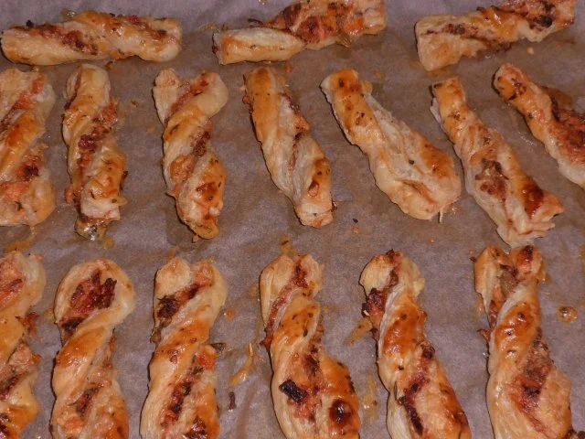 Snack: Knusprige Blätterteigstangen mit Tomaten und Oliven - Rezept - Bild Nr. 12