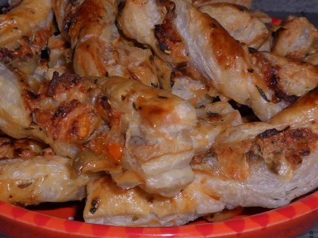 Snack: Knusprige Blätterteigstangen mit Tomaten und Oliven - Rezept