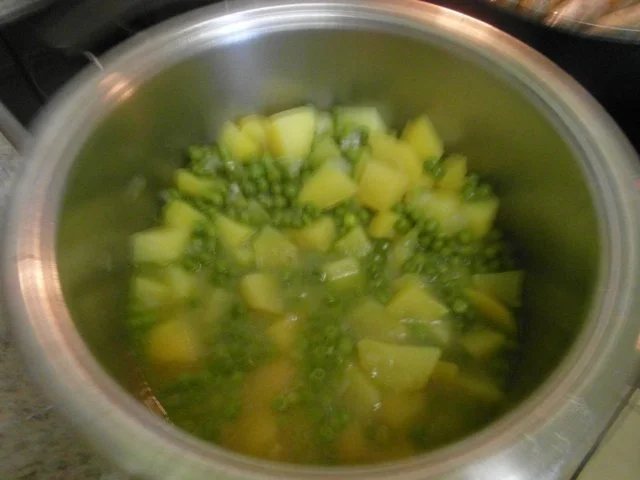 Erbspüree mit Knusperzwiebeln - Rezept