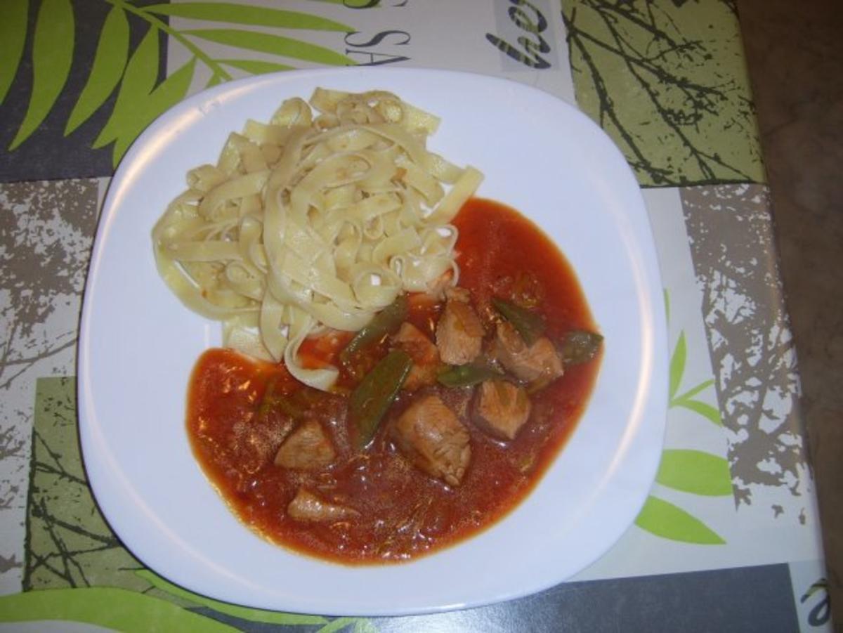 Bilder für Hühnchen mit Zuckerschoten an Erdnussbandnudeln - Rezept