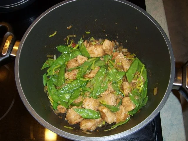 Hühnchen mit Zuckerschoten an Erdnussbandnudeln - Rezept - Bild Nr. 7