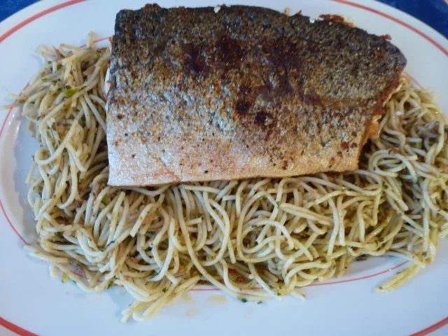 Rezept: Lachs auf einem Knoblauchspaghetti Bett Lachs auf einem Knoblauchspaghetti Bett - Rezept