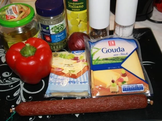 Rezept: Käsesalat mit Salami Bild Nr. 2 Käsesalat mit Salami - Rezept - Bild Nr. 2