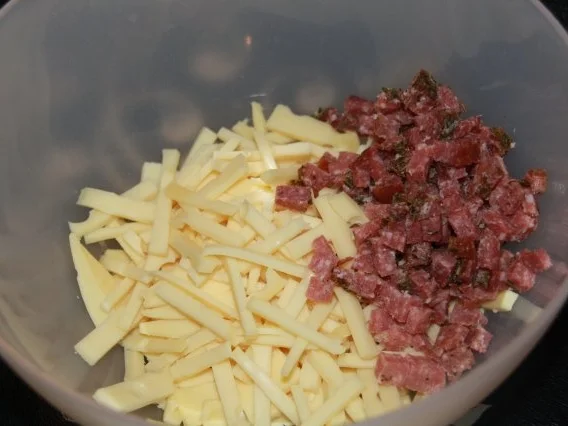 Rezept: Käsesalat mit Salami Bild Nr. 4 Käsesalat mit Salami - Rezept - Bild Nr. 4