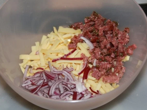Rezept: Käsesalat mit Salami Bild Nr. 5 Käsesalat mit Salami - Rezept - Bild Nr. 5