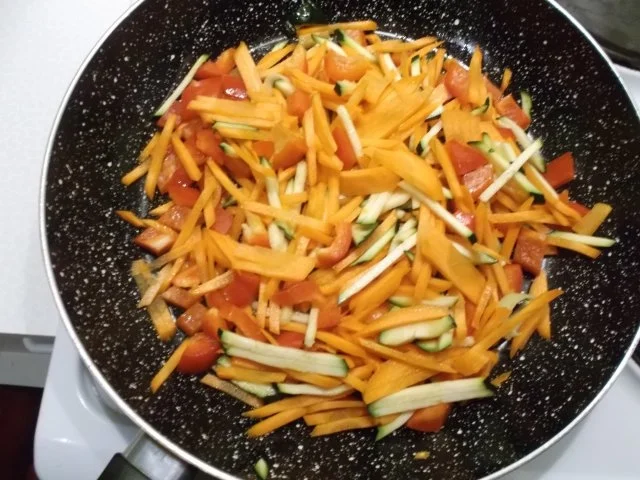 Rezept: Vegetarisch: Pikante Reis-Gemüsepfanne Bild Nr. 8 Vegetarisch: Pikante Reis-Gemüsepfanne - Rezept - Bild Nr. 8