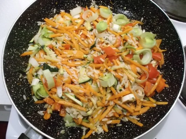 Rezept: Vegetarisch: Pikante Reis-Gemüsepfanne Bild Nr. 9 Vegetarisch: Pikante Reis-Gemüsepfanne - Rezept - Bild Nr. 9