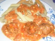 Bällchen vom Faschierten mit Schafkäse und Tomatenauce - Rezept
