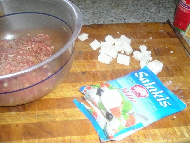 Bällchen vom Faschierten mit Schafkäse und Tomatenauce - Rezept - Bild Nr. 3