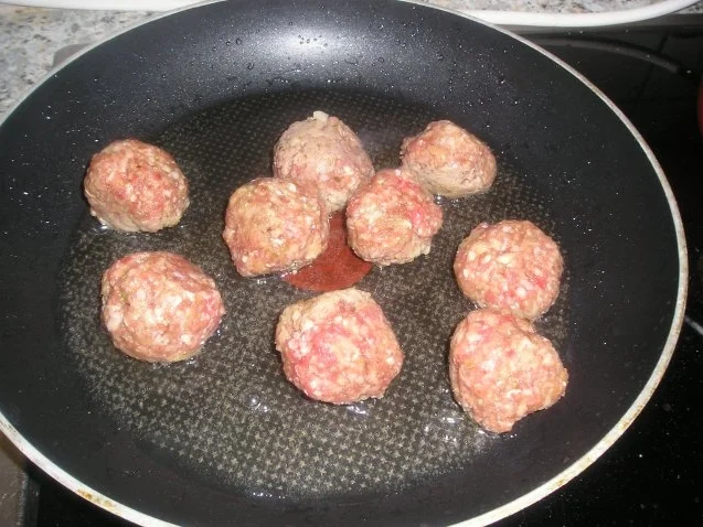 Bällchen vom Faschierten mit Schafkäse und Tomatenauce - Rezept - Bild Nr. 6