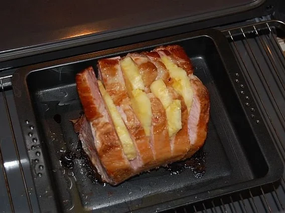 Rezept: Kasseler Rippenspeer mit Ananas glasiert und Rohgerösteten Kasseler Rippenspeer mit Ananas glasiert und Rohgerösteten - Rezept