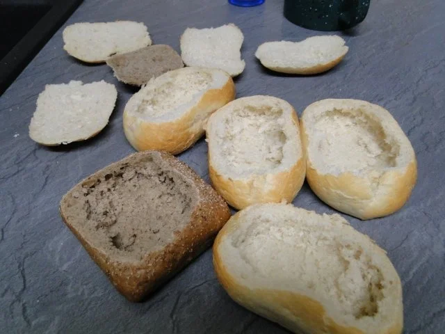 Überbackene ausgehöhlte Brötchen mit Mett - Rezept - Bild Nr. 3