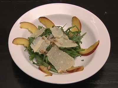 Rucolasalat mit Parmesan, frischen Pfirsichen und Nüssen (Denise Biellmann) - Rezept
