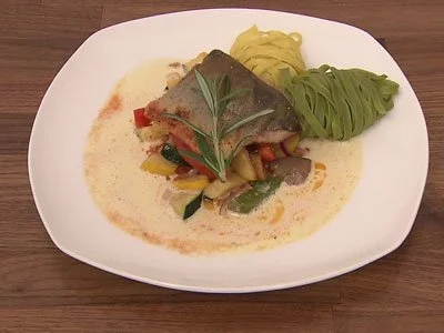 "Von der Sonne geküsst" - Filet vom Saibling auf mediterranem Gemüse (Geschwister Hofmann) - Rezept