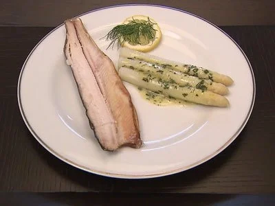 Rezept: Geräucherte Bodenseefelchen mit Tettnanger Spargel an Vinaigrette (Prof. Dr. Werner Mang) Geräucherte Bodenseefelchen mit Tettnanger Spargel an Vinaigrette (Prof. Dr. Werner Mang) - Rezept