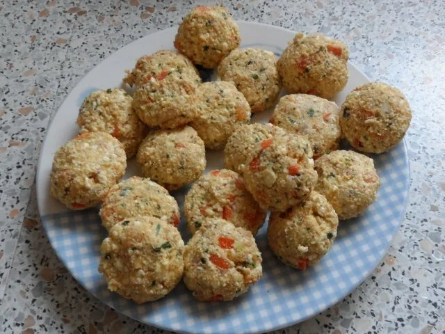 Fingerfood/Snack: Feta-Aprikosen-Plätzchen, dazu ein fruchtig-scharfer Joghurt-Dip - Rezept - Bild Nr. 5