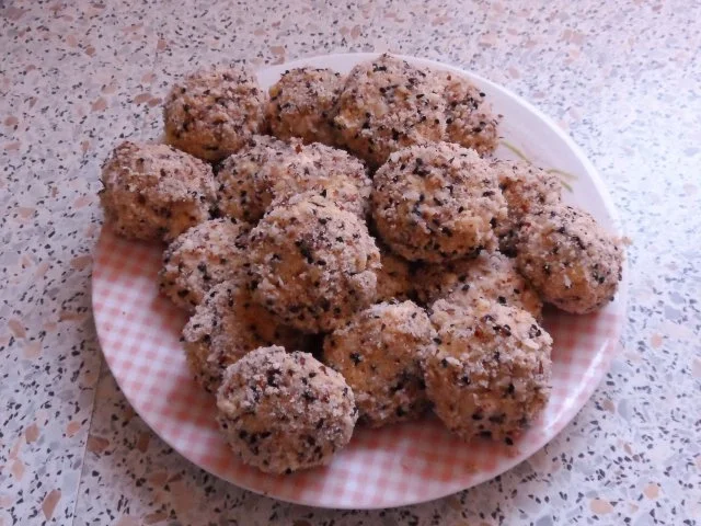 Fingerfood/Snack: Feta-Aprikosen-Plätzchen, dazu ein fruchtig-scharfer Joghurt-Dip - Rezept - Bild Nr. 7