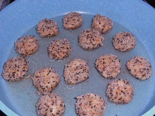 Fingerfood/Snack: Feta-Aprikosen-Plätzchen, dazu ein fruchtig-scharfer Joghurt-Dip - Rezept - Bild Nr. 10