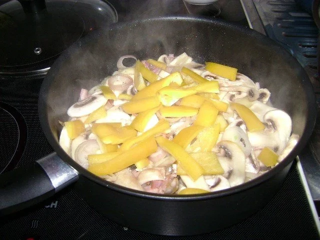 Rezept: Hähnchen in lieblicher Weißweinsoße Bild Nr. 5 Hähnchen in lieblicher Weißweinsoße - Rezept - Bild Nr. 5