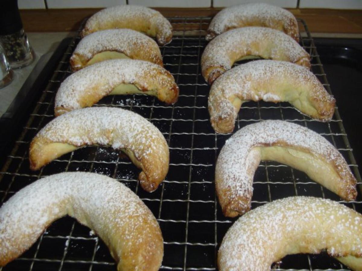 Nussbeugerl Hörnchen mit Nuss- Marzipanfüllung - Rezept mit Bild ...