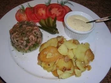 Krabbensülze im Glas, an Senf-Créme fraiche und Bratkartoffeln - Rezept