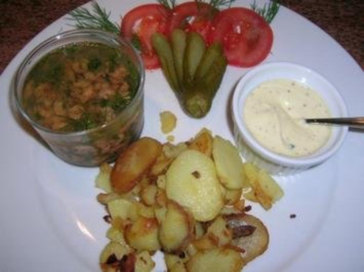 Krabbensülze im Glas, an Senf-Créme fraiche und Bratkartoffeln - Rezept - Bild Nr. 2