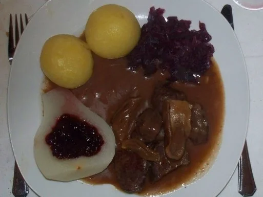 Hirschgulasch mit Preiselbeerbirne und Apfelrotkohl - Rezept