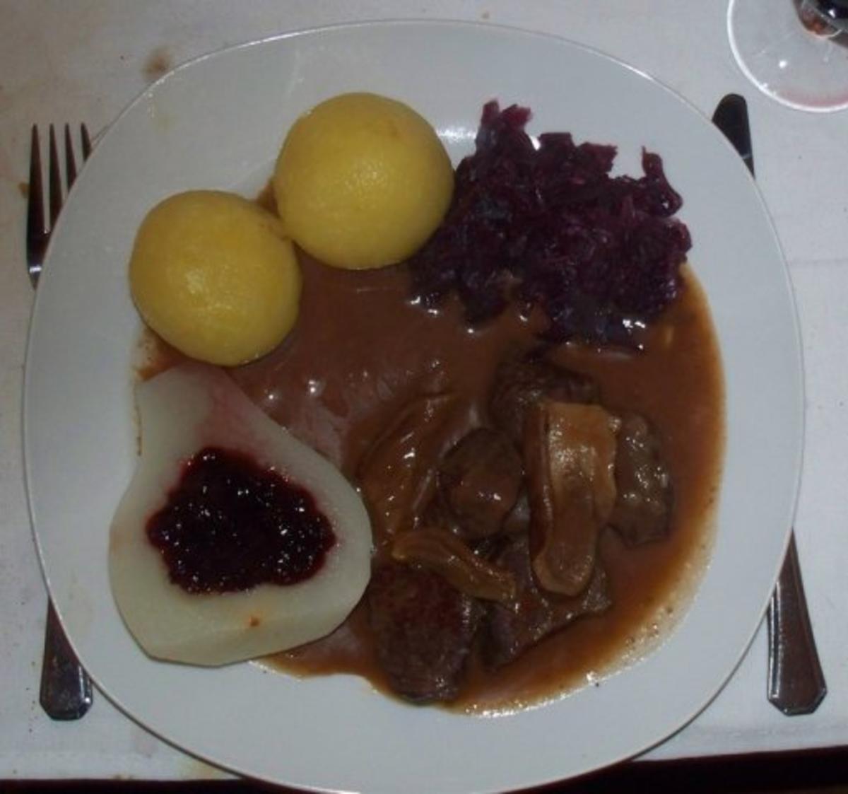 Hirschgulasch mit Preiselbeerbirne und Apfelrotkohl - Rezept - kochbar.de