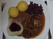 Hirschgulasch mit Preiselbeerbirne und Apfelrotkohl - Rezept