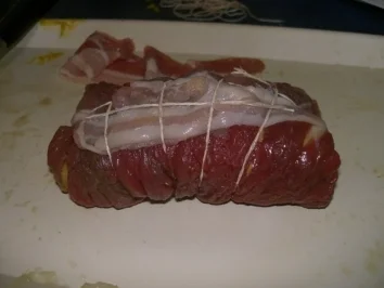 Rinderroulade mit Schinken-, Käse- und Zwiebelfüllung - Rezept