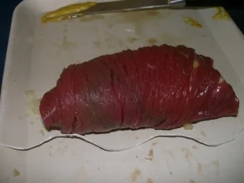 Rinderroulade mit Schinken-, Käse- und Zwiebelfüllung - Rezept