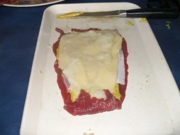 Rinderroulade mit Schinken-, Käse- und Zwiebelfüllung - Rezept