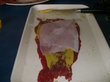 Rinderroulade mit Schinken-, Käse- und Zwiebelfüllung - Rezept