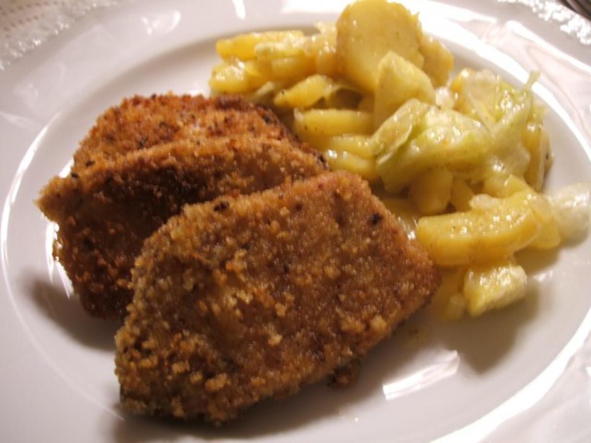Fleisch: Panierter Leberkäs mit Kartoffel-Eisberg-Salat - Rezept